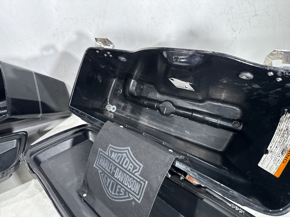 2009 Harley Electra Glide Touring Ultra OEM Left Right Saddlebags Luggage NOKey