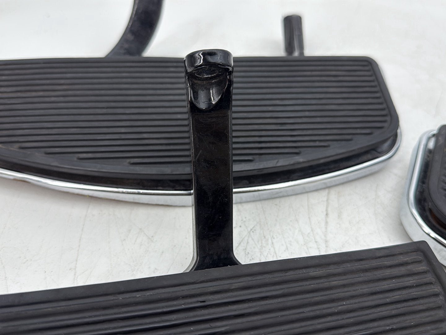 2007 Harley Touring FLHTCU Electra Glide Ultra OEM Left Right Driver & Pass Floorboard Foot Rest