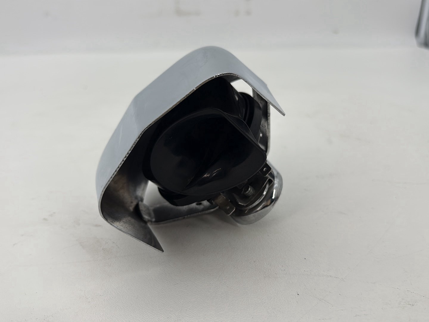 1999 - 2006 Harley-Davidson Dyna Low Rider Horn Signal Klaxon Chrome Cover 69012-93A