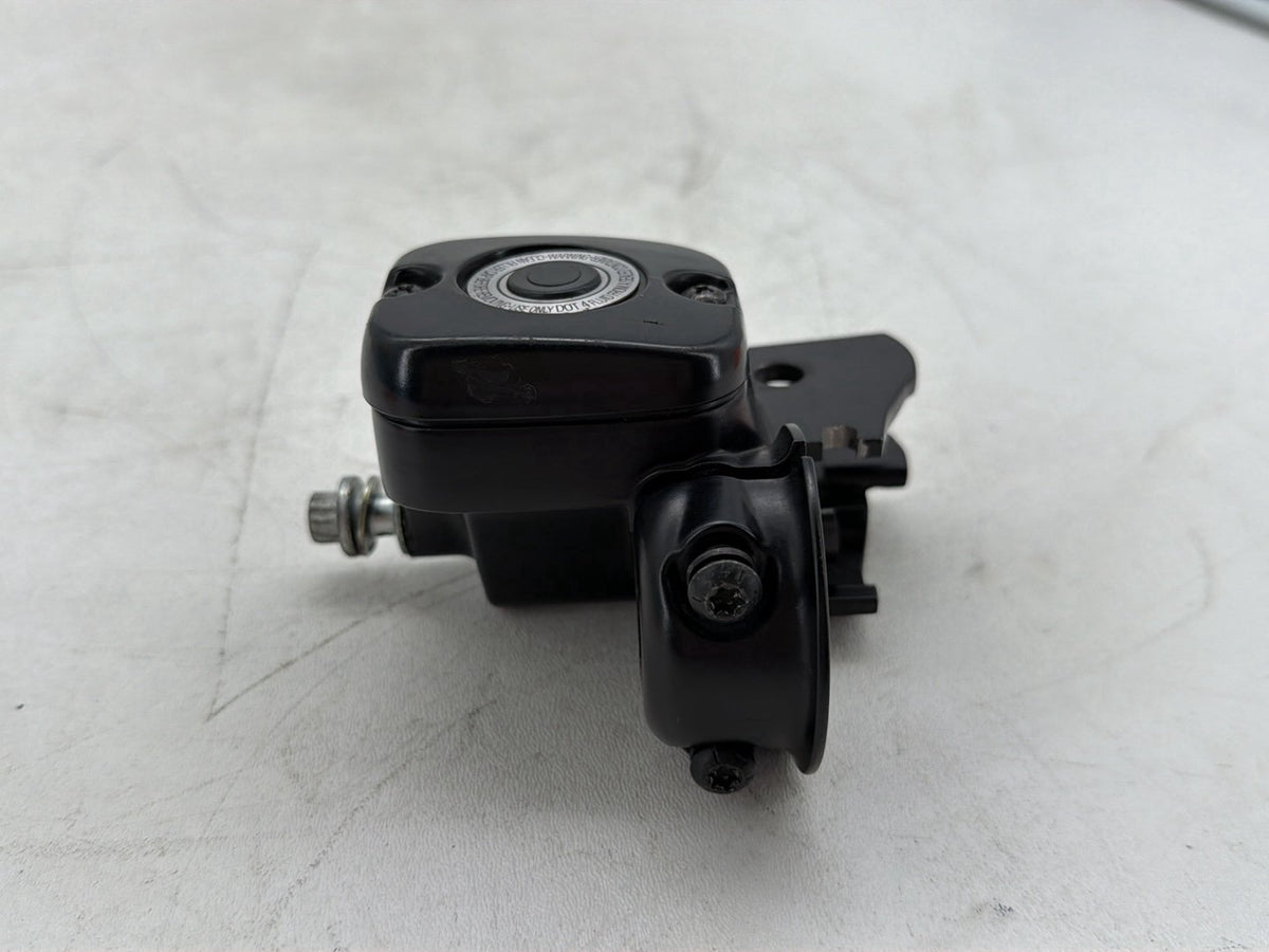 09 Harley Dyna Street Bob FXDB Front Right Brake Master Cylinder 11/16 in. bore