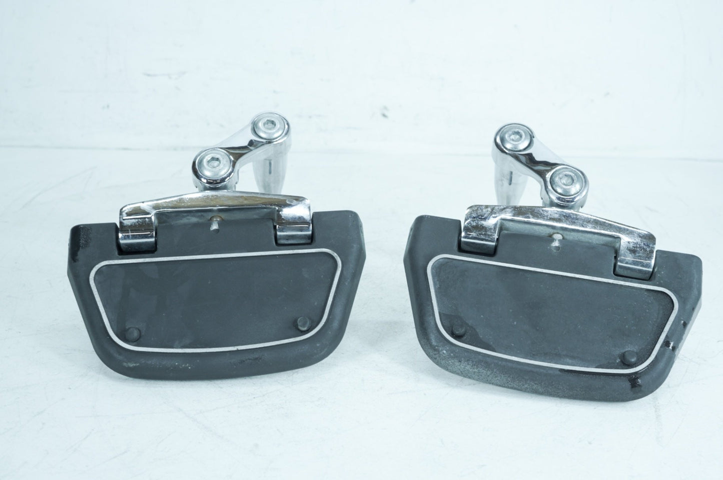 2007 - 2011 Harley-Davidson Touring Electra Ultra Left & Right Passenger Floorboard Foot Rest 50613-91A