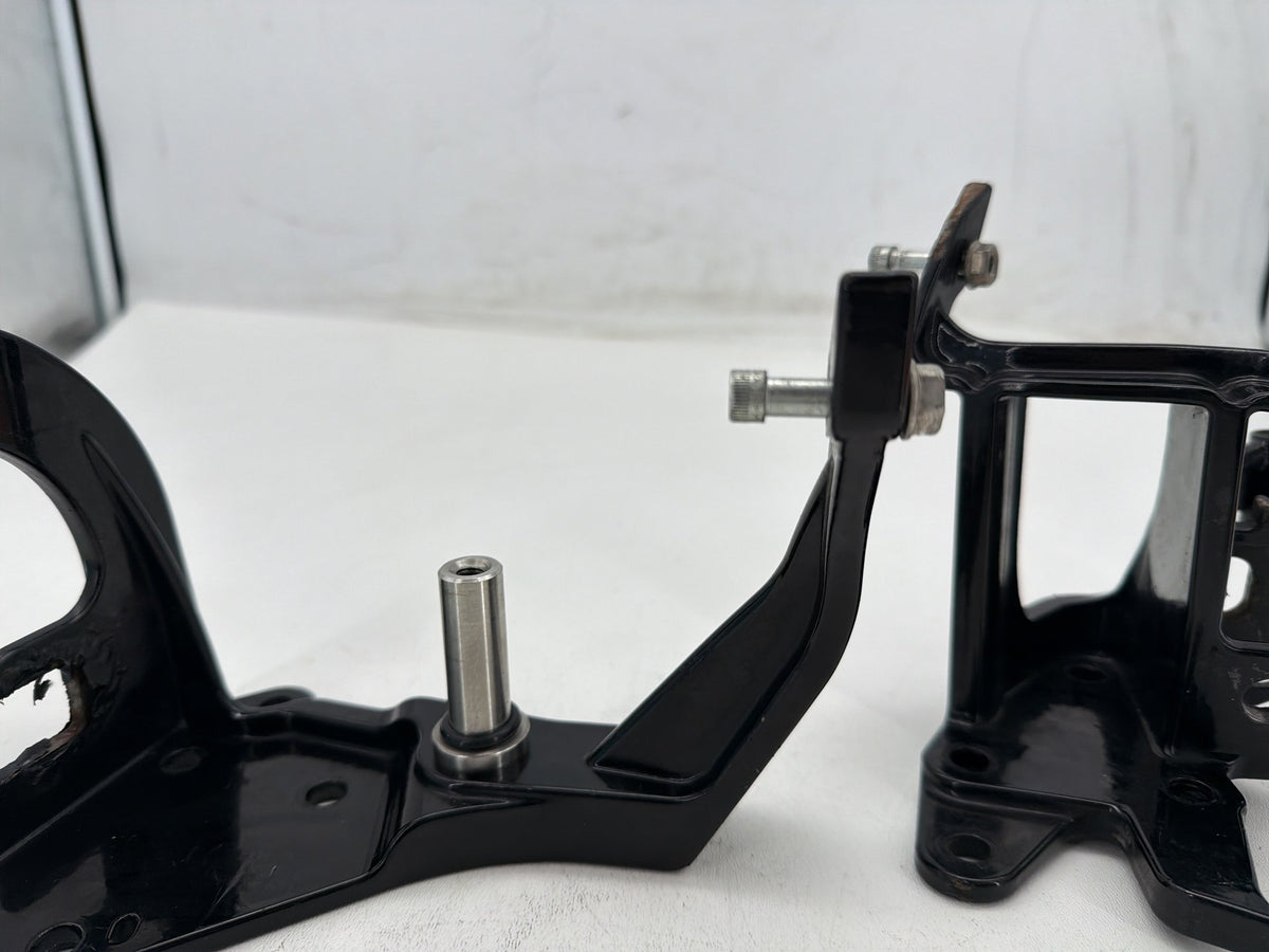 2011 Harley Softail Deluxe FLSTN OEM Left Right Footboard Foot Rest Brackets