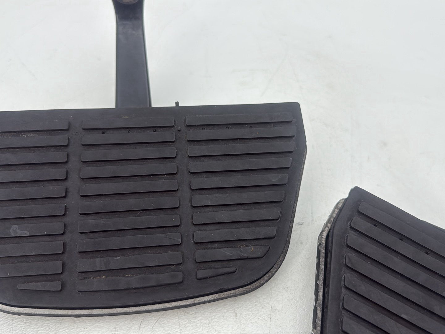 2005 Harley Touring FLHRCI Road King Classic OEM Left & Right Passenger Floorboard Foot Rest