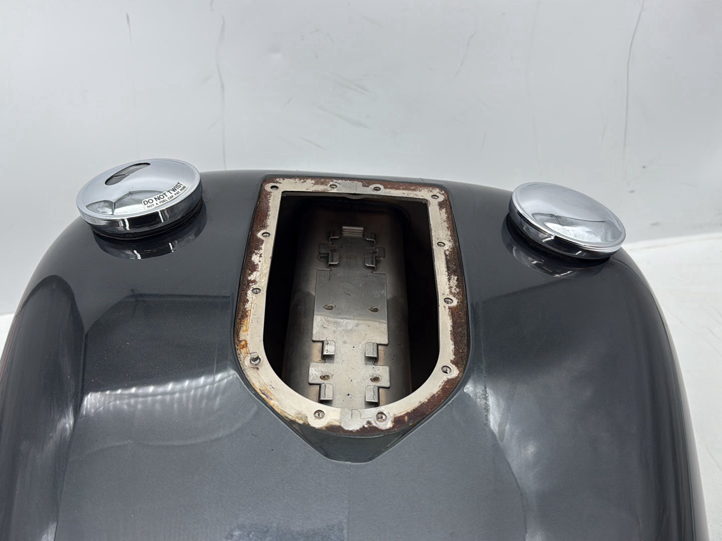2005 Harley Dyna FXDWG Wide Glide OEM Fuel Gas Tank Gasoline Reservoir