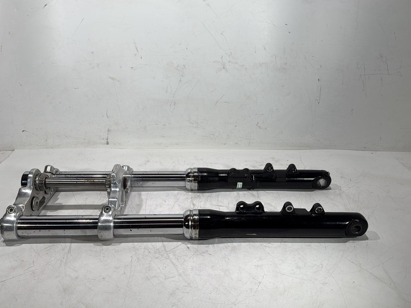 08 Harley Dyna Fat Bob FXDF OEM Front Triple Tree Set & LH RH Fork Legs Sliders