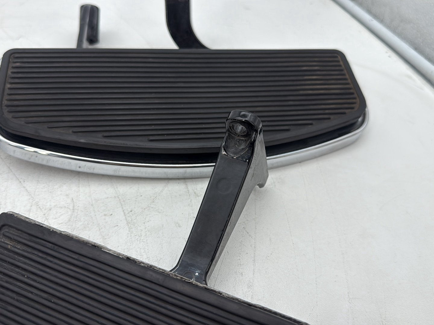 2013 Harley Electra Glide Touring Ultra FLHTCUI OEM Left Right Driver & Pass Floorboard Foot Rest