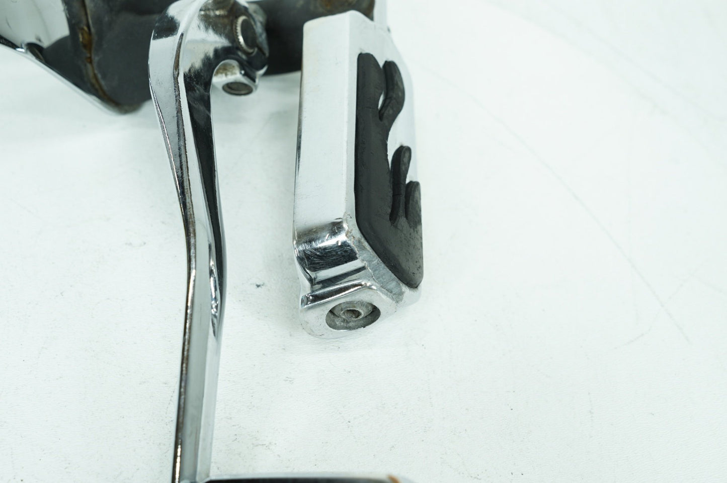 1999 - 2006 Harley-Davidson Dyna Low Rider Right Driver Foot Controls Peg Rest 34564-90B