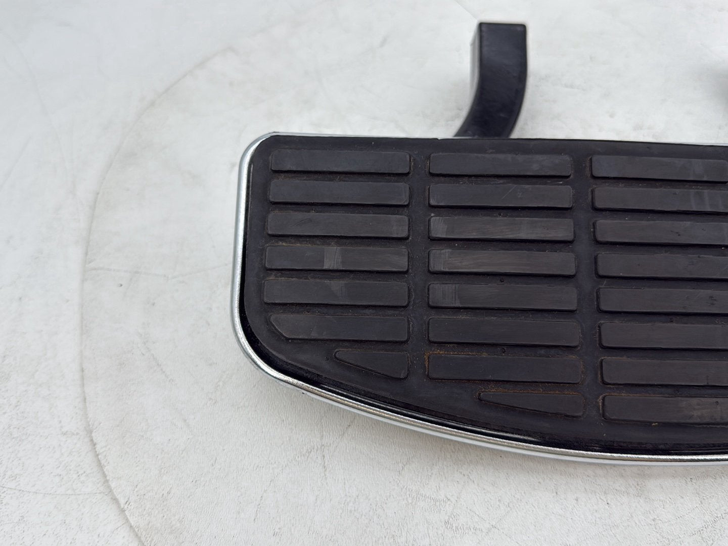 1999 - 2006 Harley-Davidson Touring Electra Glide Ultra Right Driver 1 Floorboard Foot Rest 50614-91A