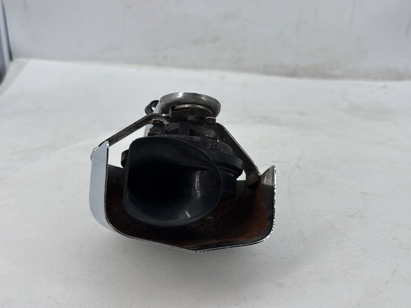 2005 Harley Road Glide Touring FLTRI OEM Horn Signal Klaxon Chrome Cover