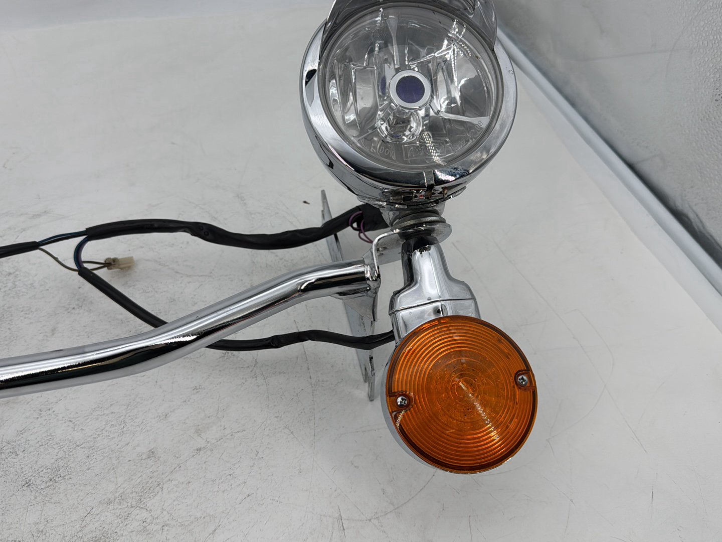 1999 - 2006 Harley-Davidson Touring Electra Glide Classic Front Turn Signal Indicators Aux Light Bar  	68712-94A