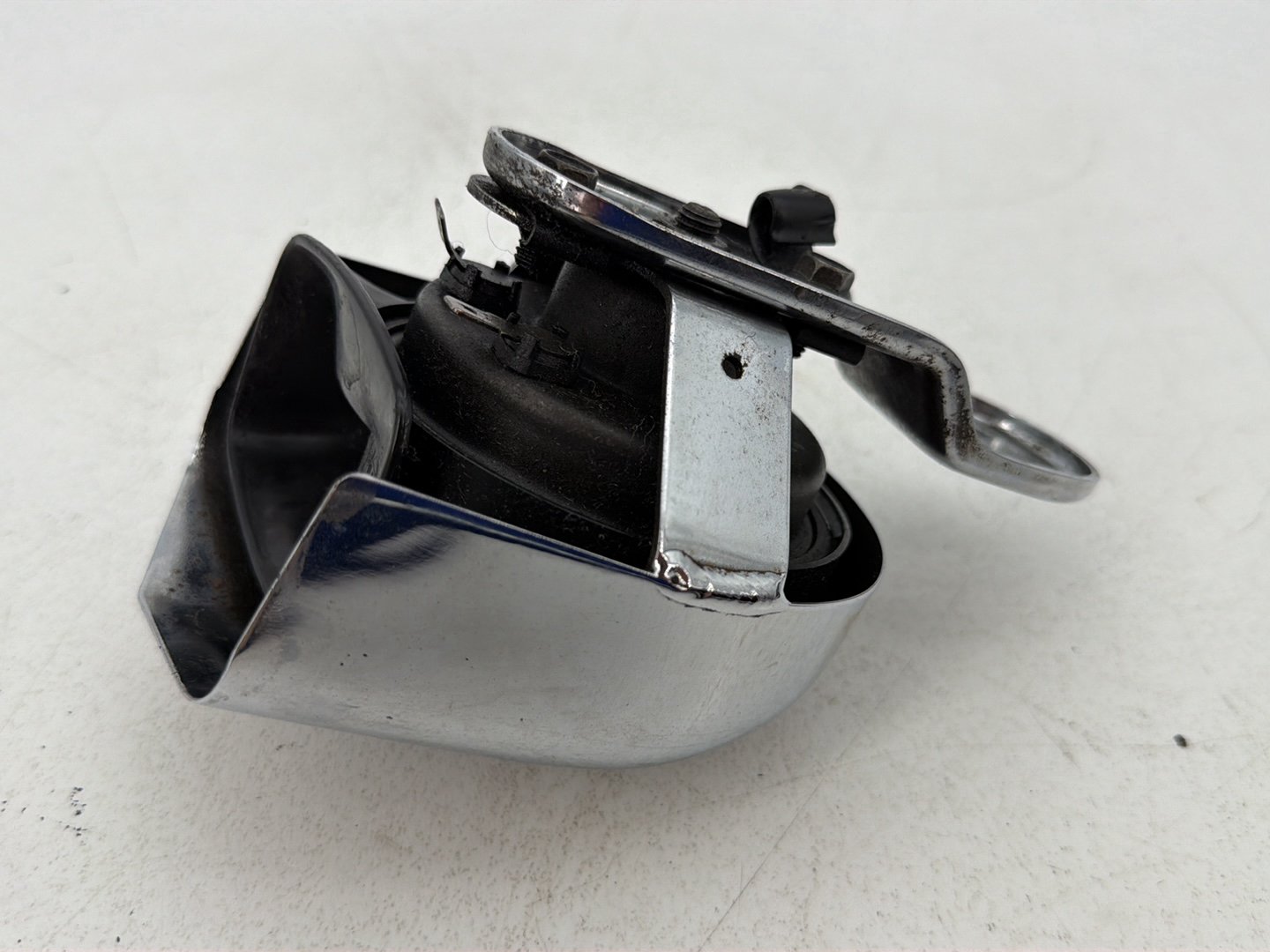 1984 - 1998 Harley-Davidson Touring Electra Glide Classic Horn Signal Klaxon Chrome Cover 69012-93A