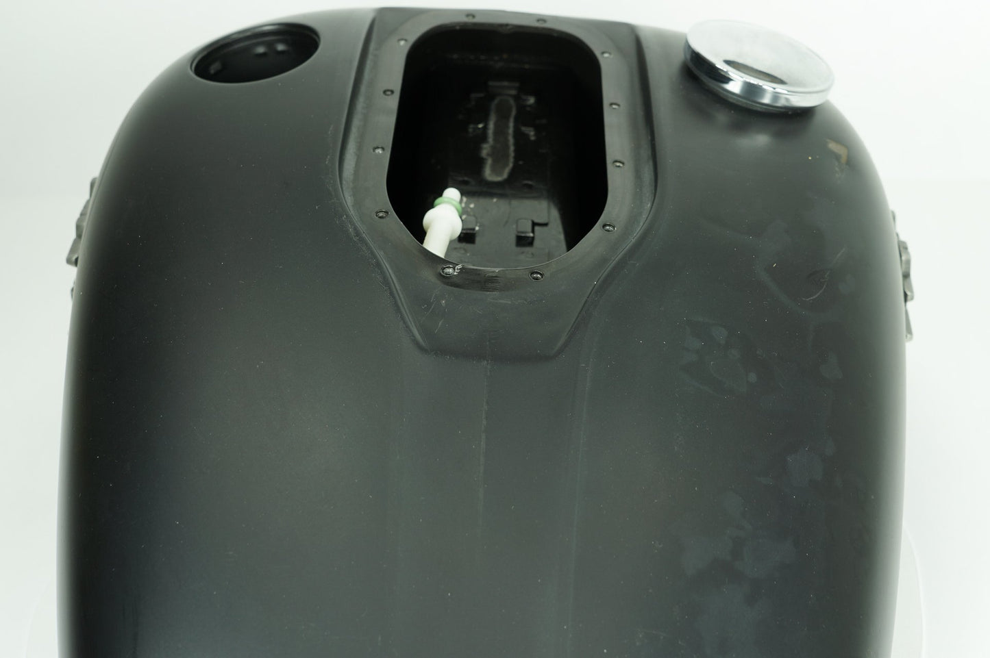 2007 - 2017 Harley-Davidson Dyna Street Bob Fuel Gas Tank Gasoline Reservoir  	61593-10
