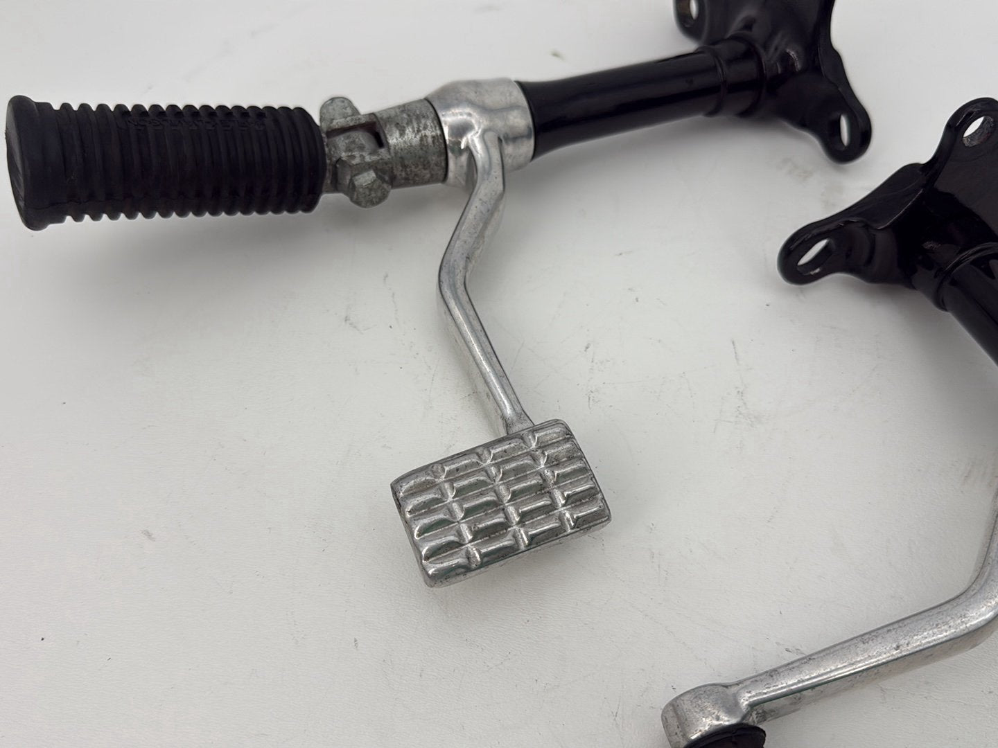 2003 Harley Sportster XL1200C 1200 Custom Anniversary OEM Left Right Foot Brake Control Pegs