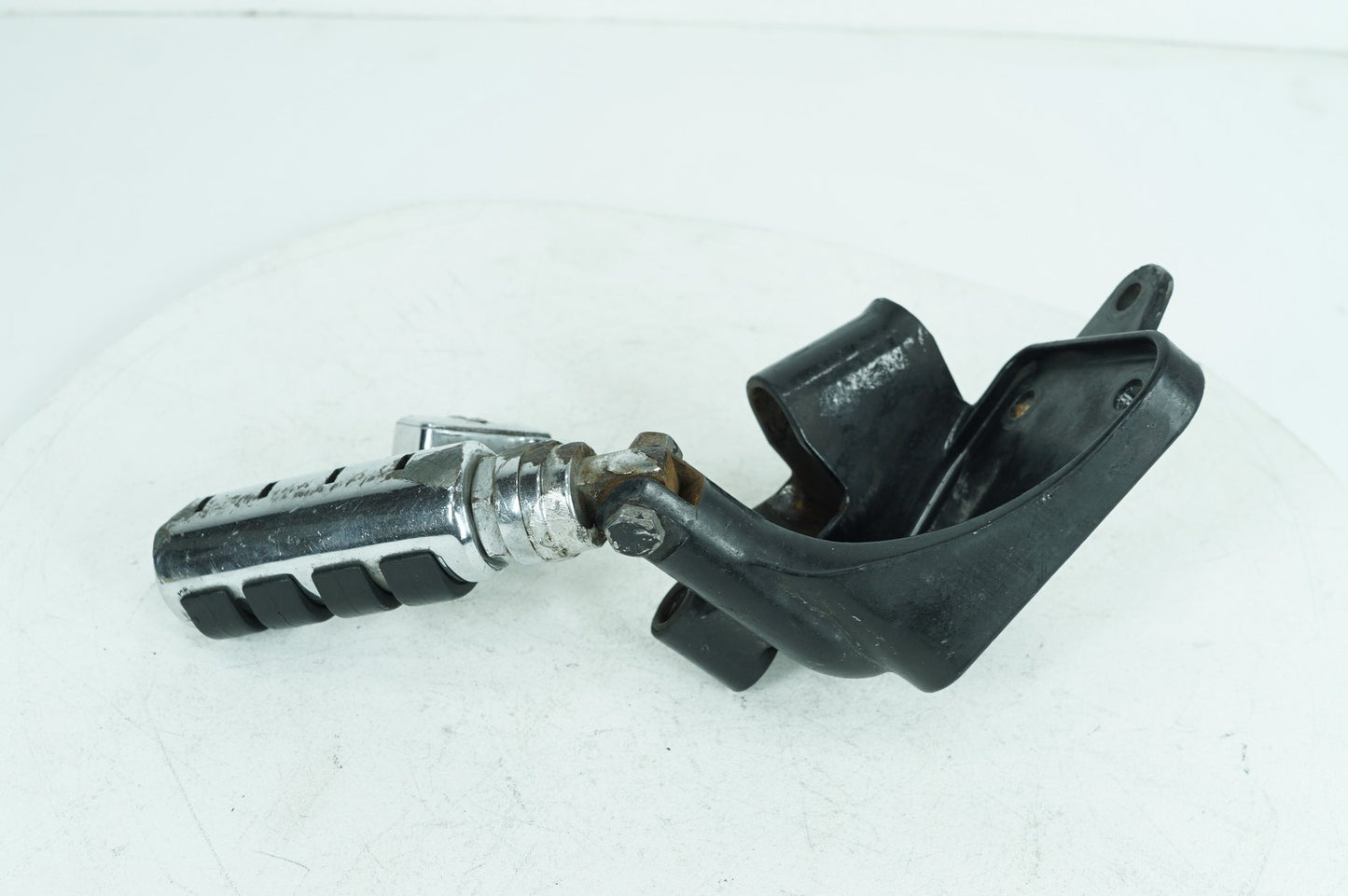 2000 - 2006 Harley-Davidson Softail Deuce Right Driver Foot Controls Peg Rest 42507-00B