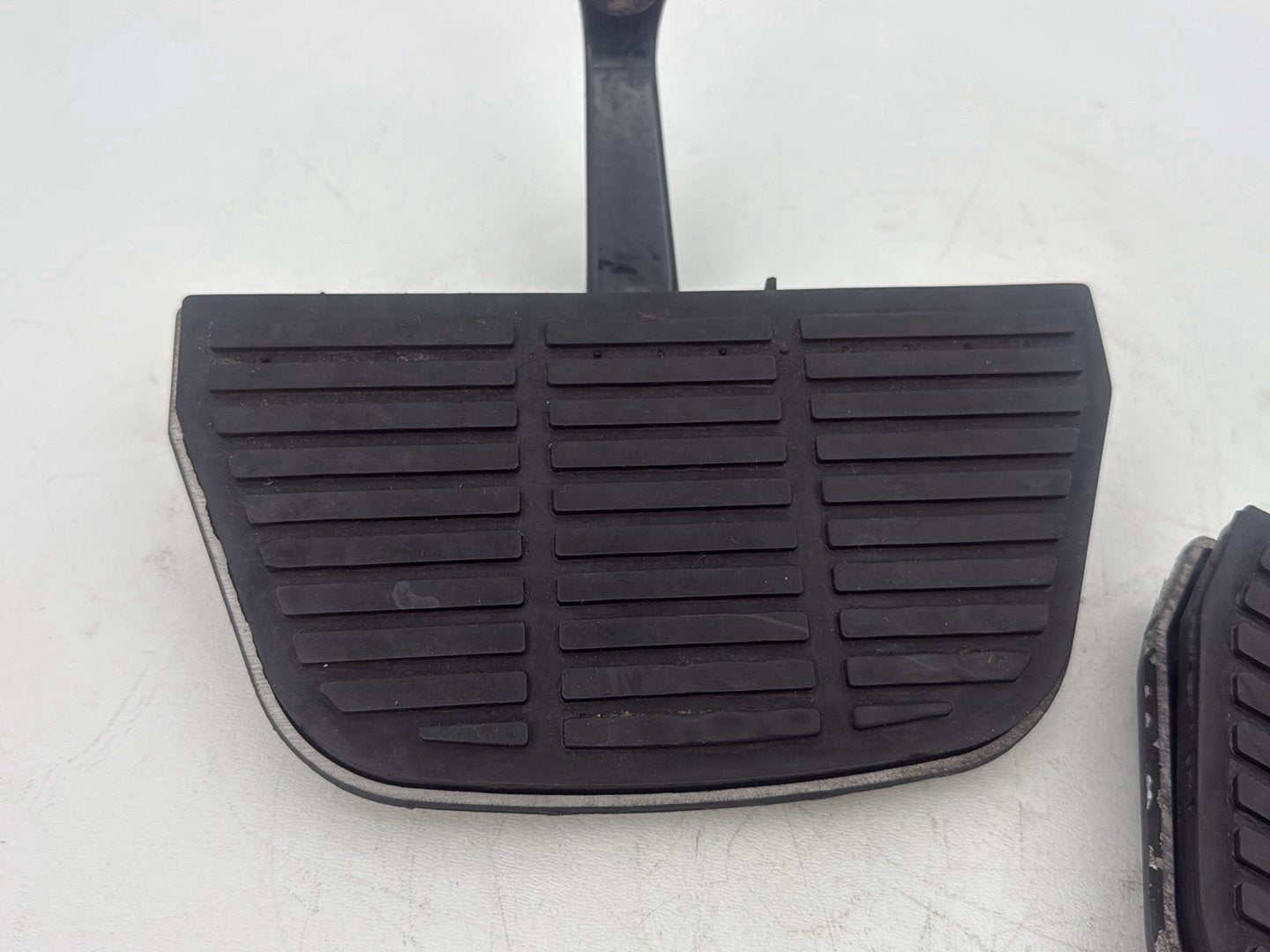2005 Harley Touring FLHRCI Road King Classic OEM Left & Right Passenger Floorboard Foot Rest