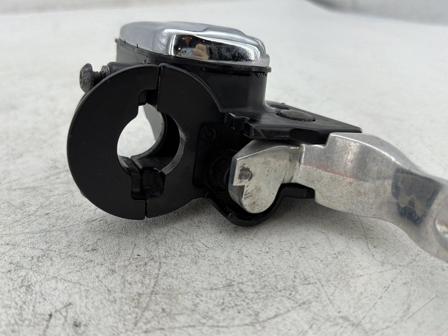 09 Harley Street Glide Touring FLHX OEM Front Right Brake Lever Master Cylinder