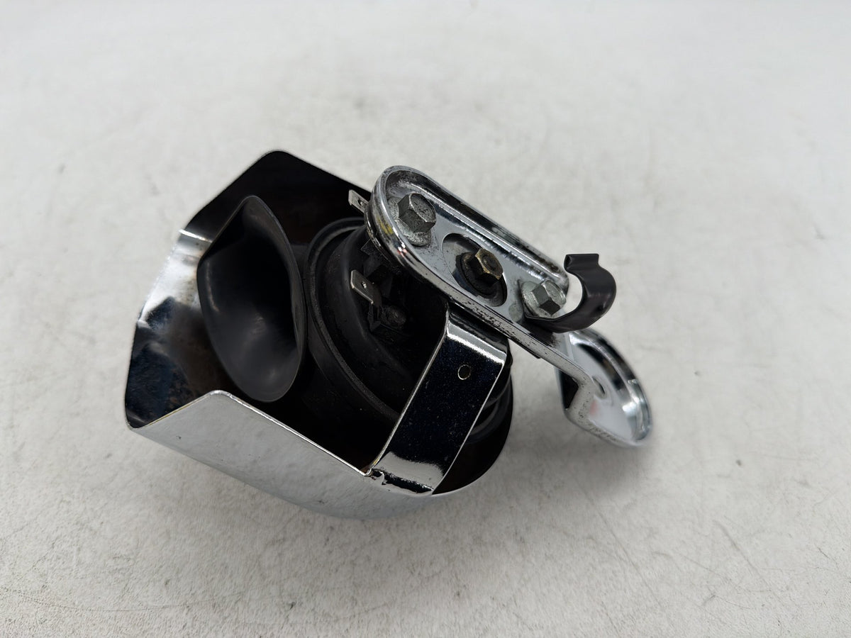 2005 Harley Dyna Super Glide Custom FXDC OEM Horn Signal Klaxon Chrome Cover
