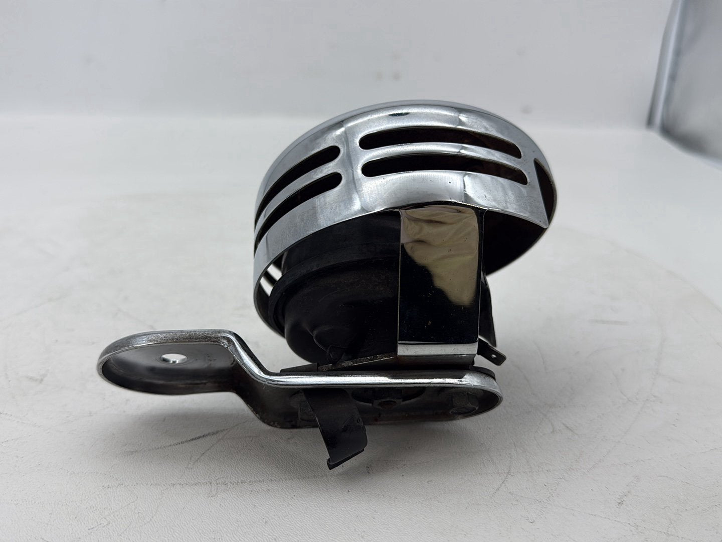 2007 - 2012 Harley-Davidson Dyna Super Glide Horn Signal Klaxon Chrome Cover  	69012-93A