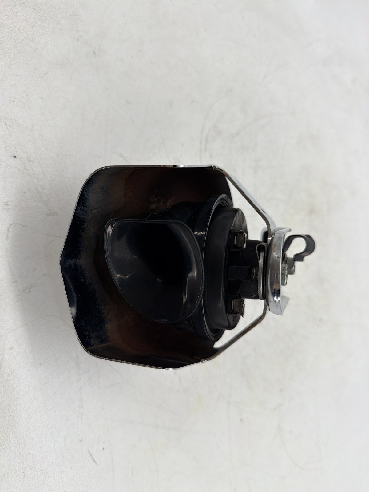 2006 Harley Softail Deuce FXSTDI OEM Horn Signal Klaxon Chrome Cover