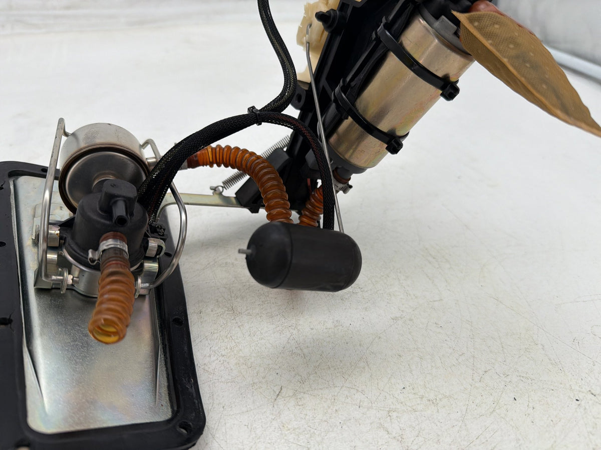 2006 Harley Softail Deuce FXSTDI OEM Fuel Pump Gas Gasoline Petrol Sending CARB