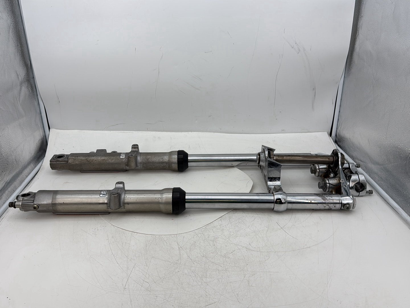2005 Harley Dyna FXDWG Wide Glide OEM Front Triple Tree Set & LH RH Fork Legs Sliders