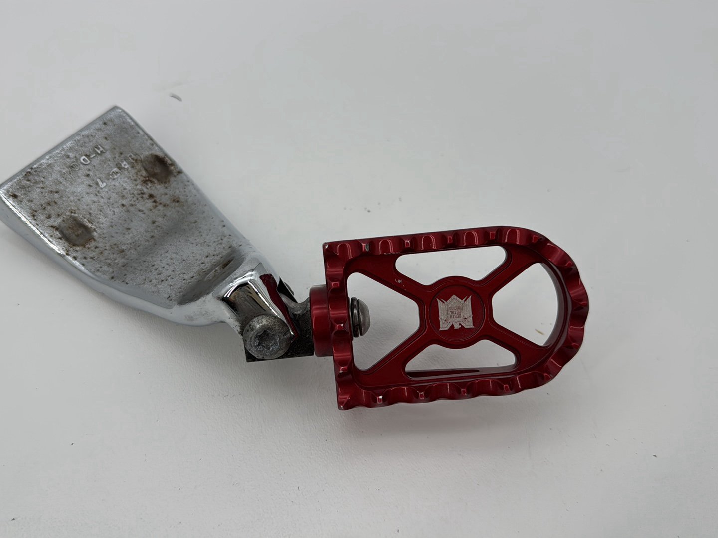 2006 - 2017 Harley-Davidson Dyna Street Bob Left Driver Foot Controls Peg Rest 50639-90A