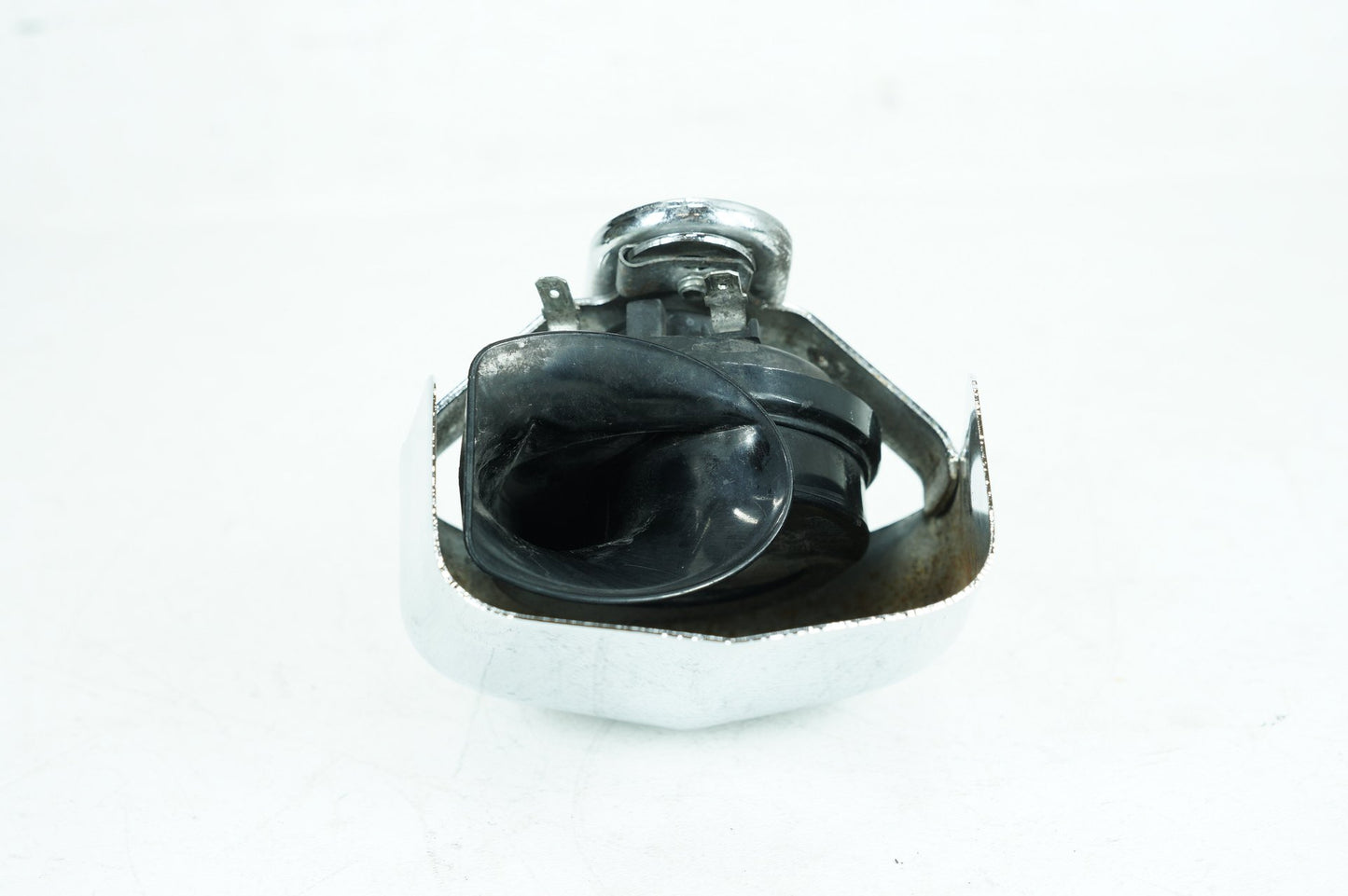 2000 - 2006 Harley-Davidson Softail Heritage Classic Horn Signal Klaxon Chrome Cover 69012-93A