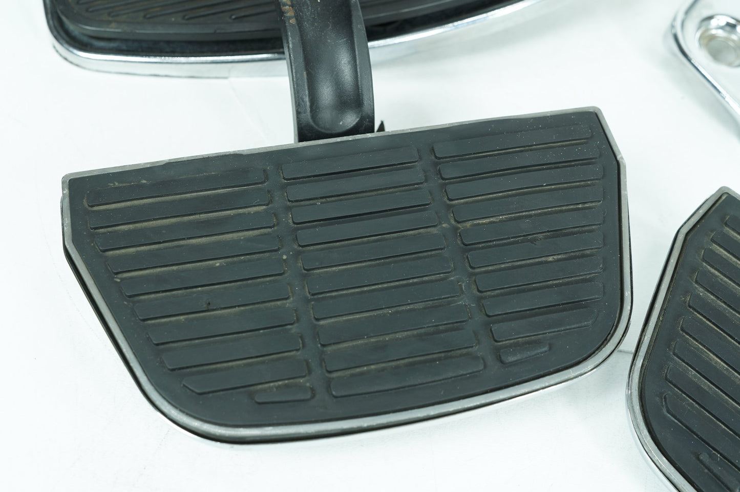 2007 - 2012 Harley-Davidson Softail Heritage Classic Left Right Driver & Pass Floorboard Foot Rest  	42431-00B