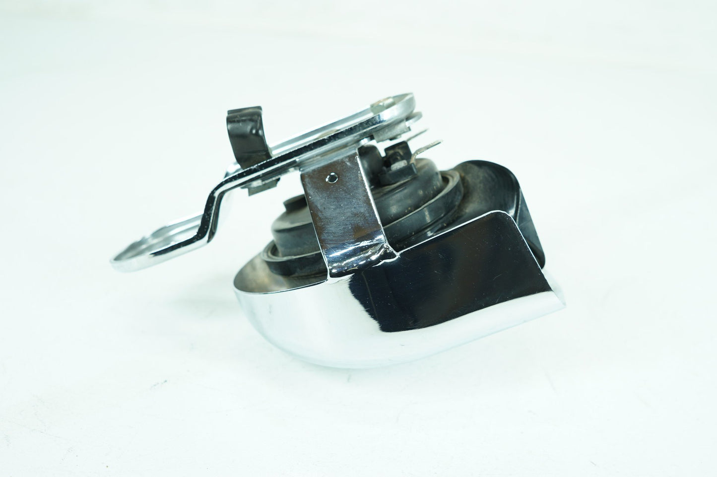 1999 - 2006 Harley-Davidson Softail Fat Boy Horn Signal Klaxon Chrome Cover 69012-93A