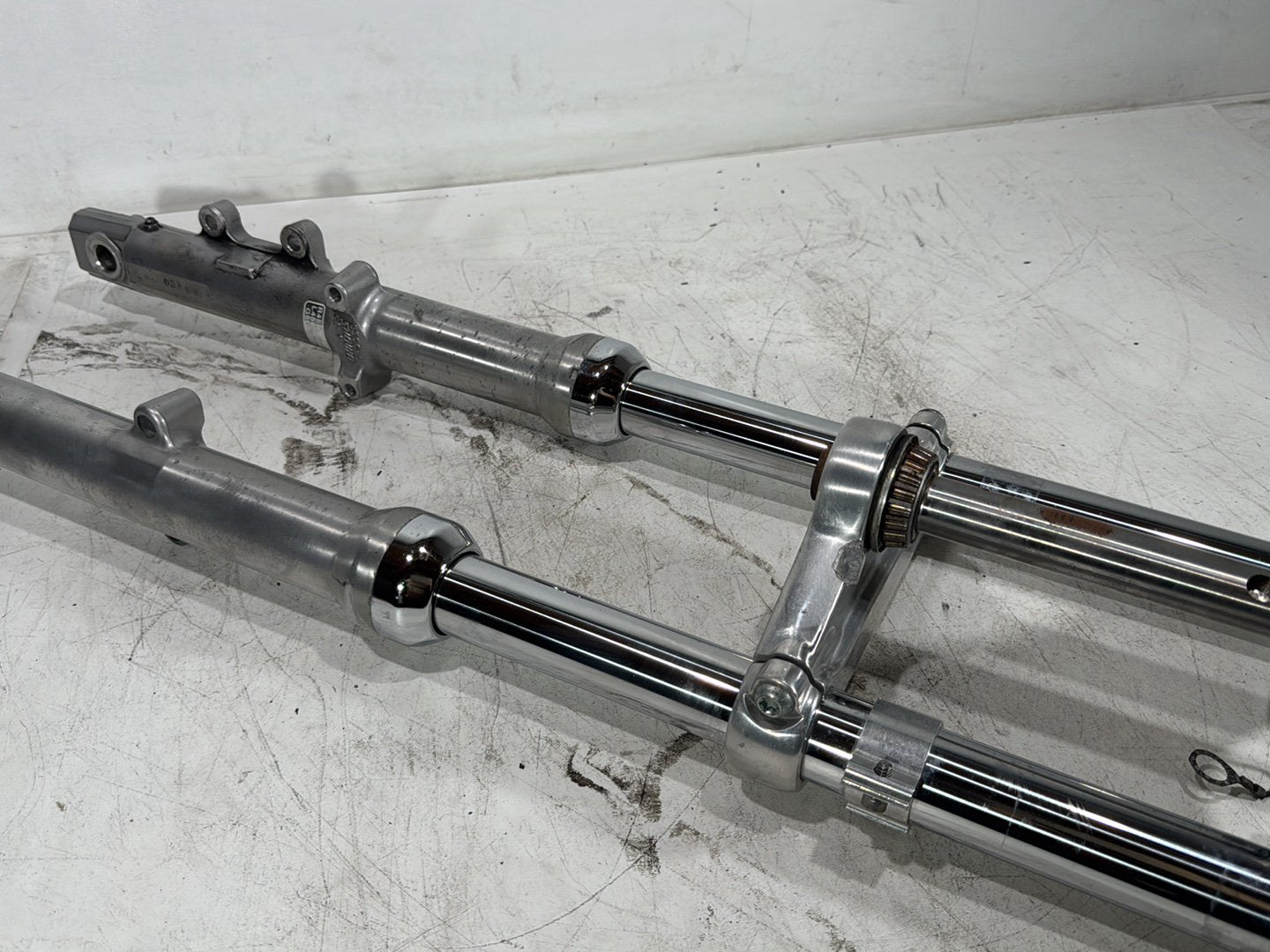 2004 Harley Dyna Super Glide FXDI OEM Front Triple Tree Set & LH RH Fork Legs Sliders