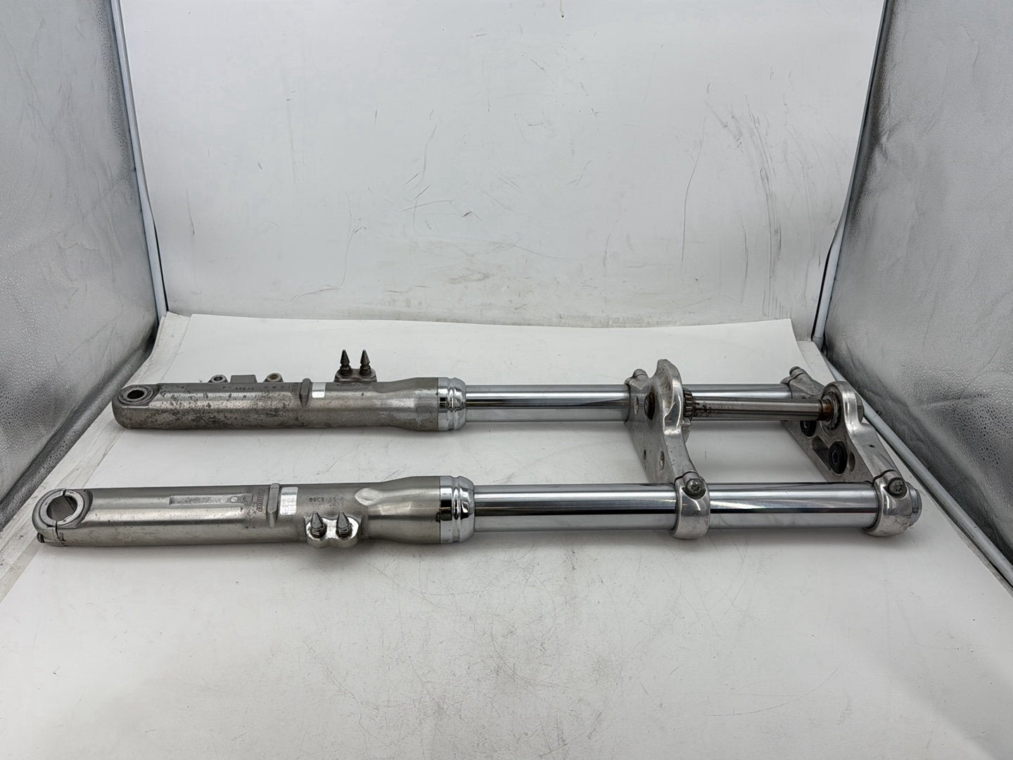 2006 Harley Dyna FXDWGI Wide Glide OEM Front Triple Tree Set & LH RH Fork Legs Sliders