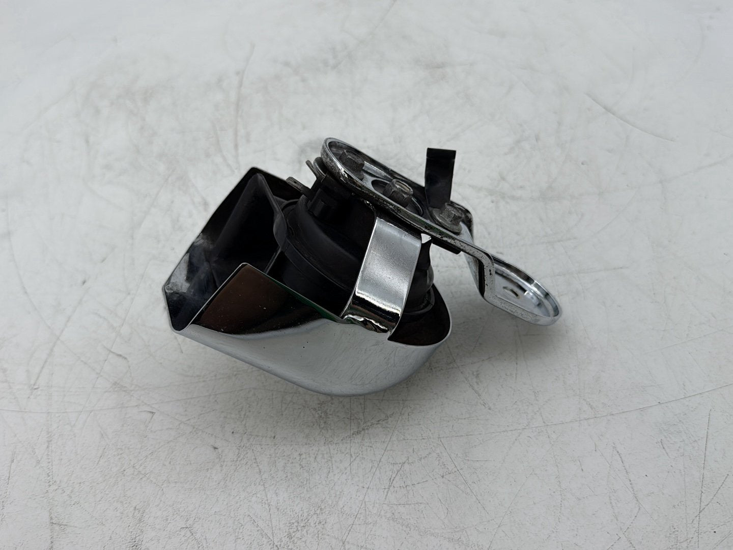 2014 Harley Street Glide Touring FLHXS OEM Horn Signal Klaxon Chrome Cover