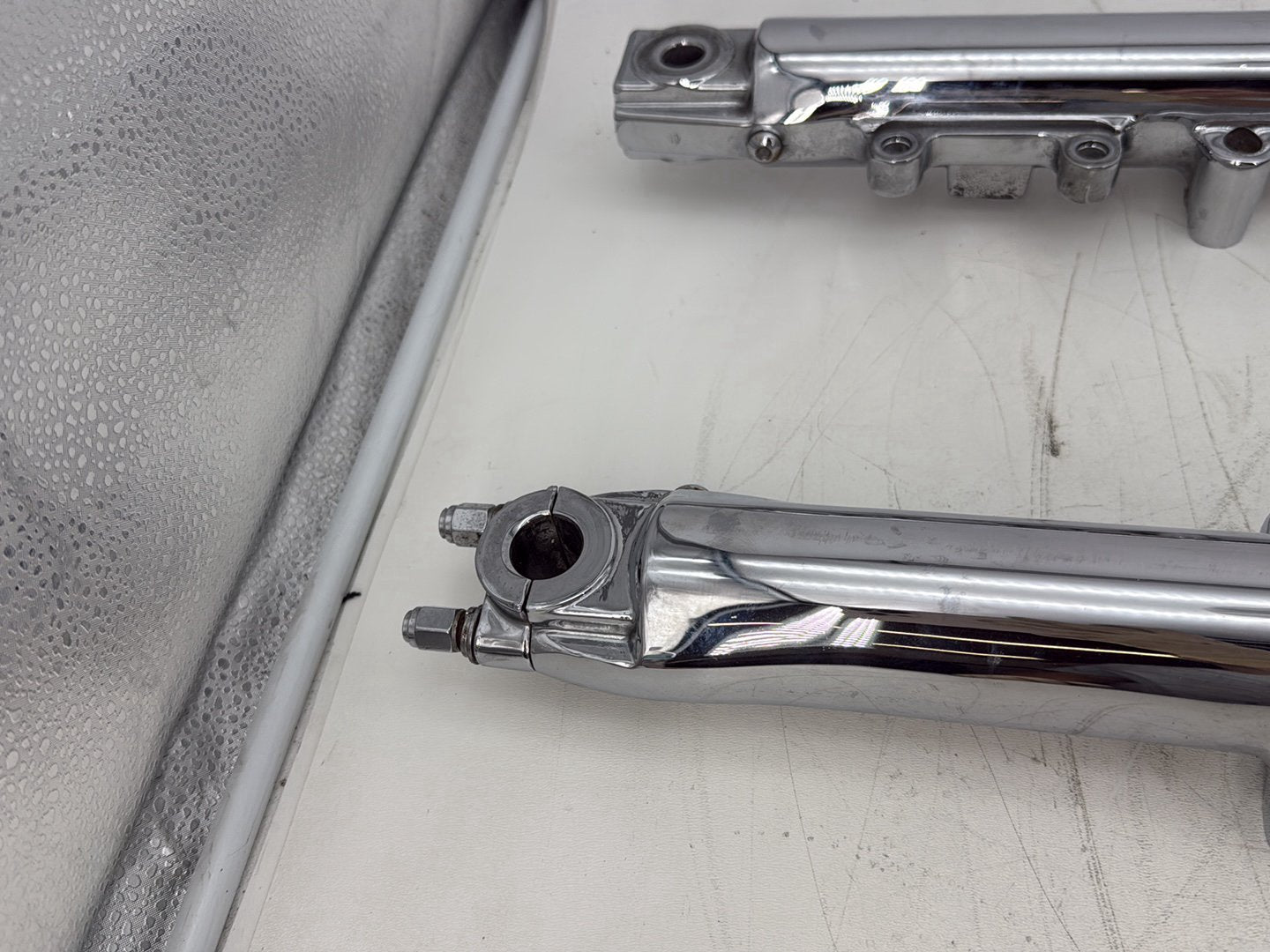 2006 Harley Softail FLSTCI Heritage Classic OEM Front Triple Tree Set & LH RH Fork Legs Sliders