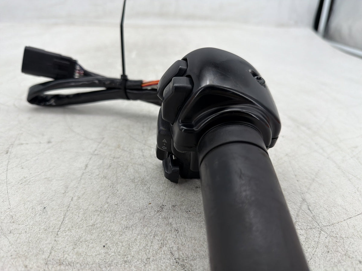 2011 Harley Electra Glide Touring OEM Right Engine Start Kill Switches Controls
