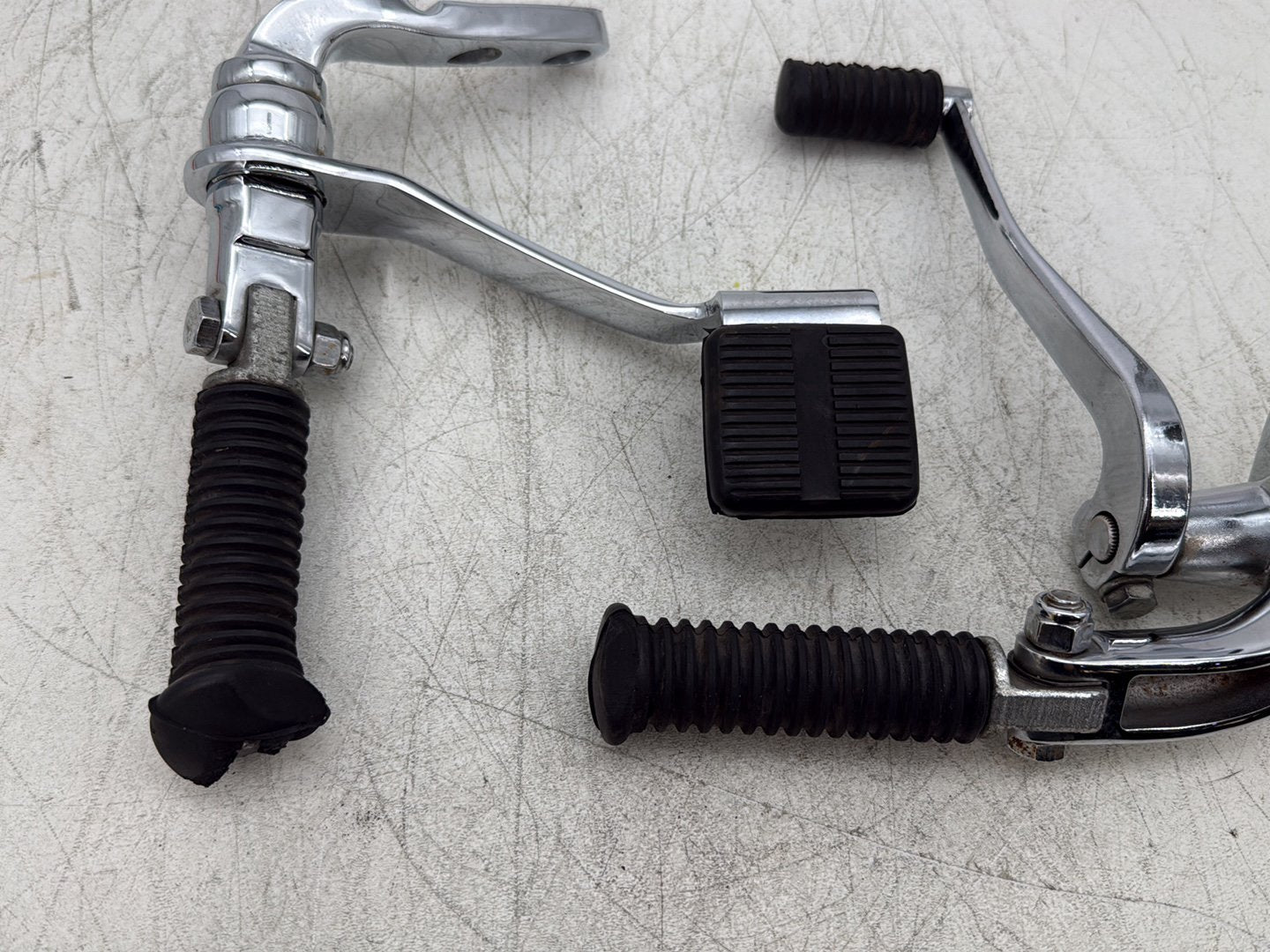 2007 Harley Dyna Street Bob FXDBI OEM Left Right Foot Brake Control Pegs