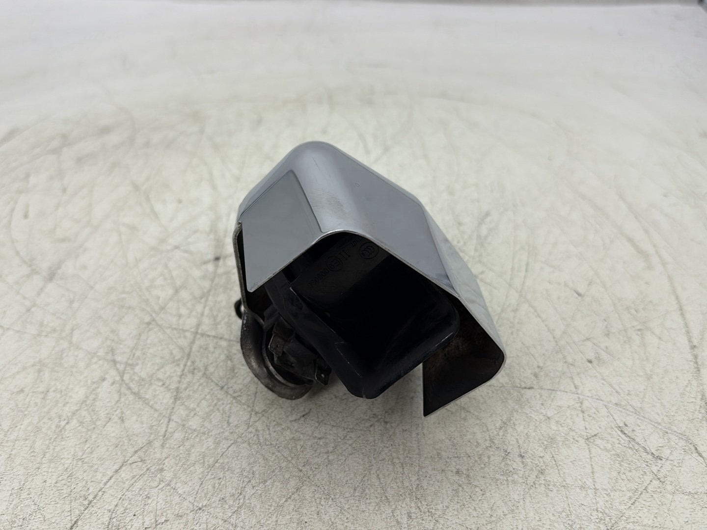 2012 Harley Dyna Super Glide Custom FXDCI OEM Horn Signal Klaxon Chrome Cover