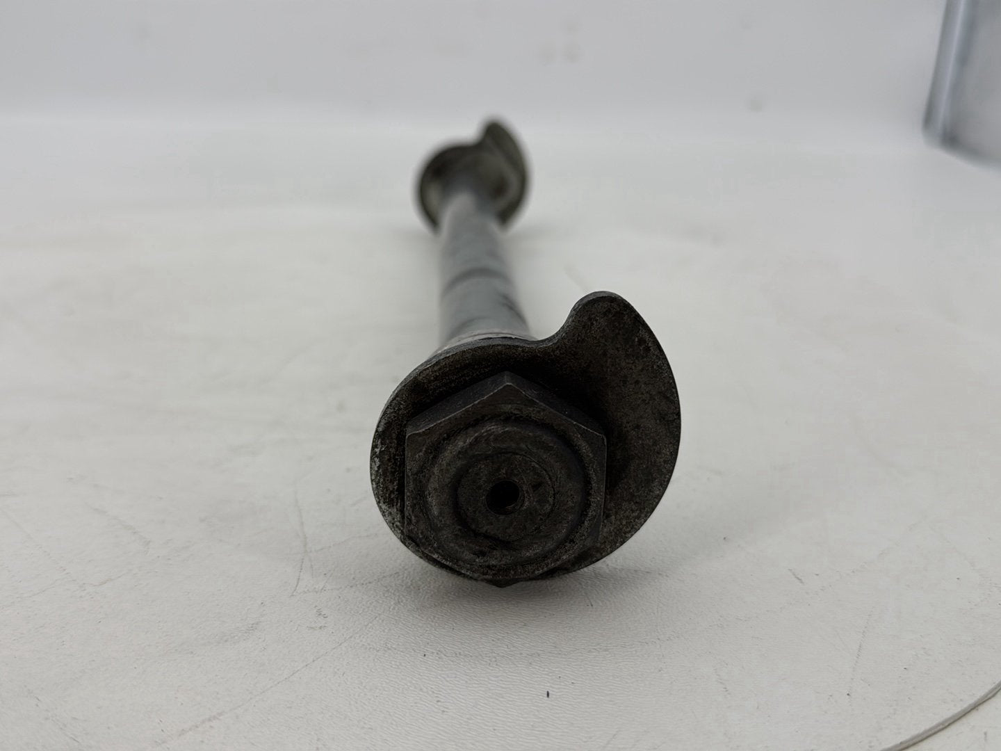 2007 - 2011 Harley-Davidson Touring Electra Glide Ultra Rear Wheel Axle Bolt Shaft 41056-09