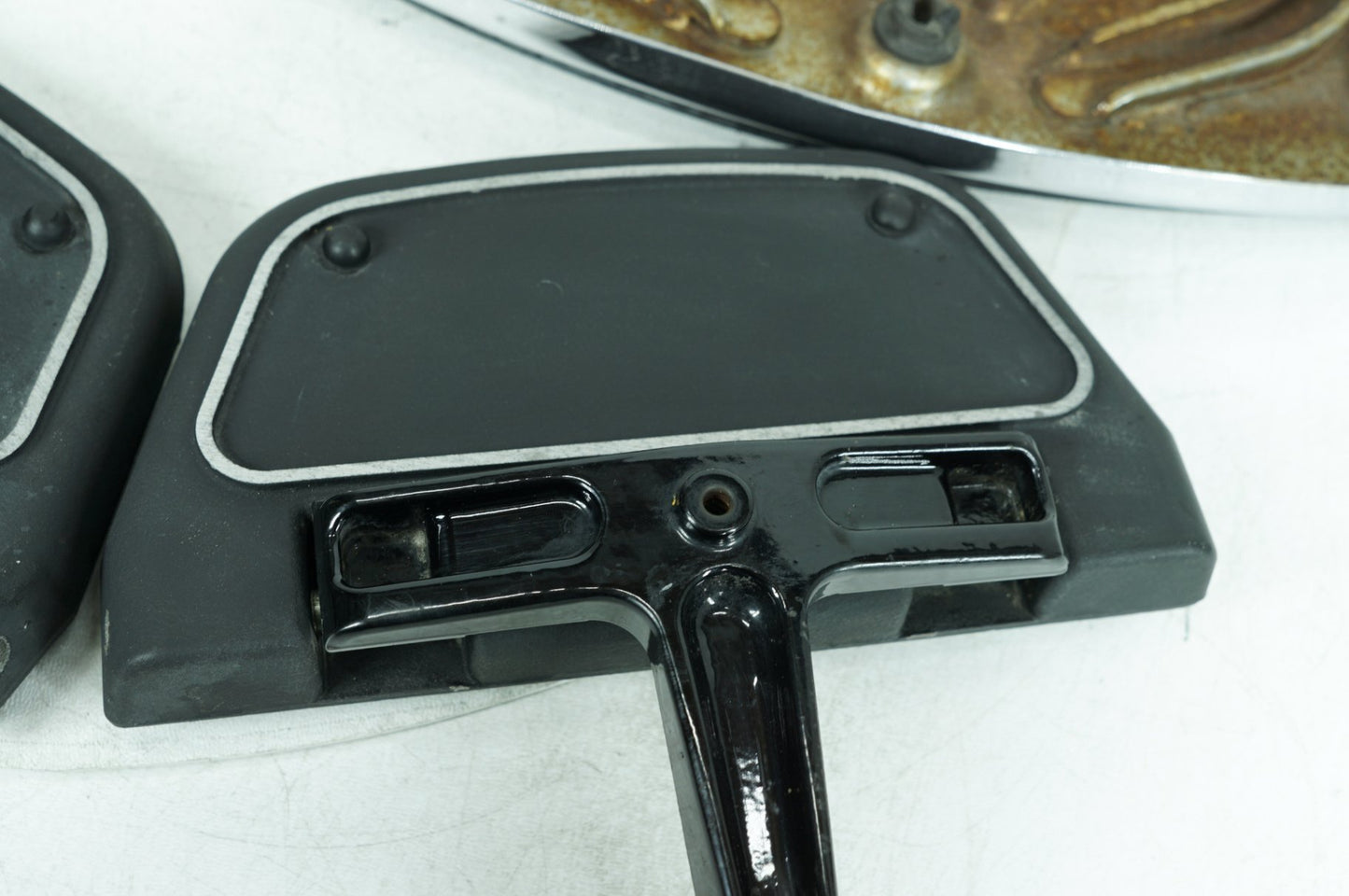 1999 - 2006 Harley-Davidson Touring Electra Glide Left Right Driver & Pass Floorboard Foot Rest 50606-86A