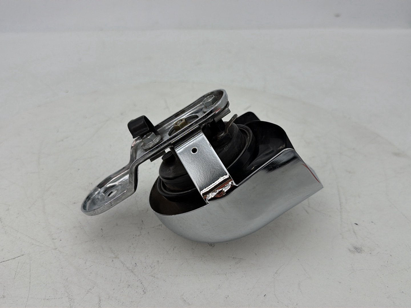 2007 - 2017 Harley-Davidson Dyna Super Glide Custom Horn Signal Klaxon Chrome Cover 69012-93B