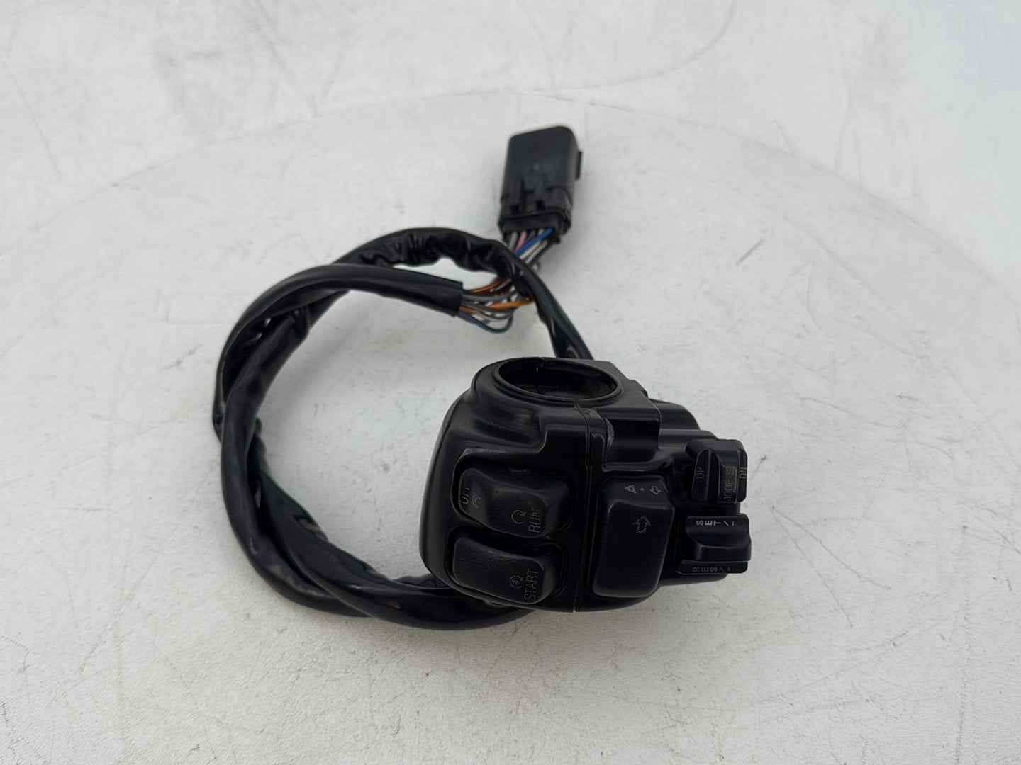 2008 - 2016 Harley-Davidson Touring Electra Glide Ultra Right Engine Start Kill Switches Controls 	71684-06A