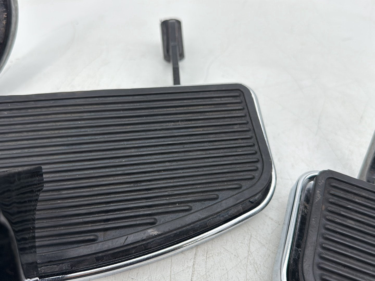 2007 Harley Touring FLHTCU Electra Glide Ultra OEM Left Right Driver & Pass Floorboard Foot Rest
