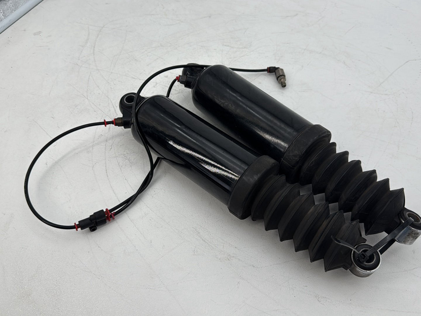 1999 - 2006 Harley-Davidson Touring Electra Glide Classic Rear Left Right Shock Absorbers 54565-97A