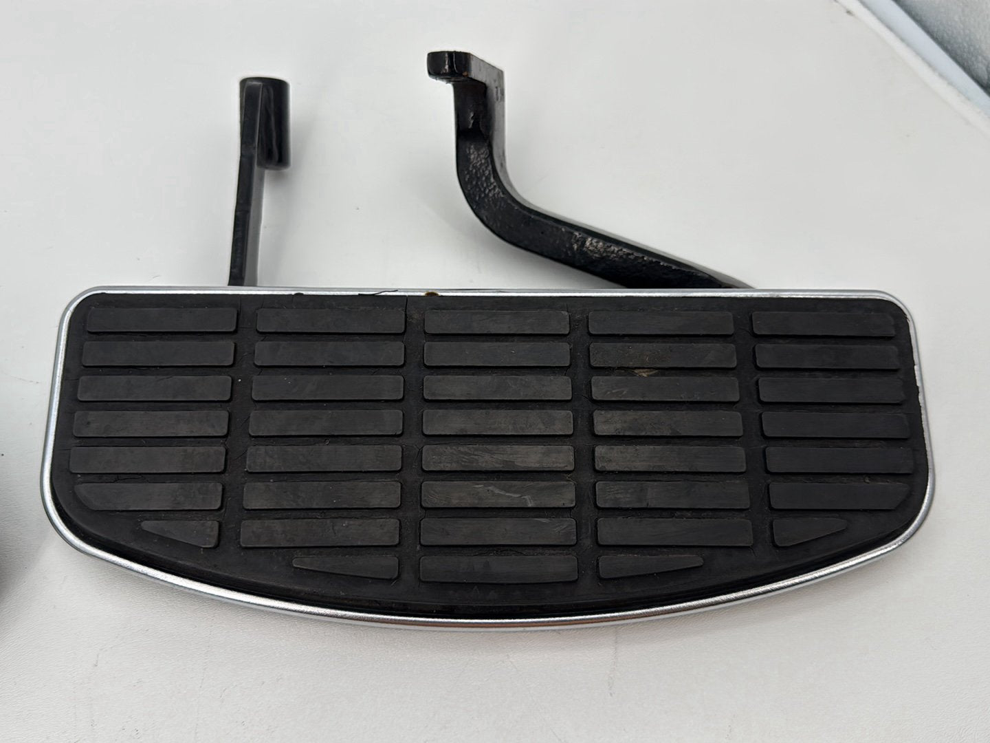 1999 - 2006 Harley-Davidson Touring Electra Glide Classic Left Right Driver Floorboard Foot Rest  	50614-91A