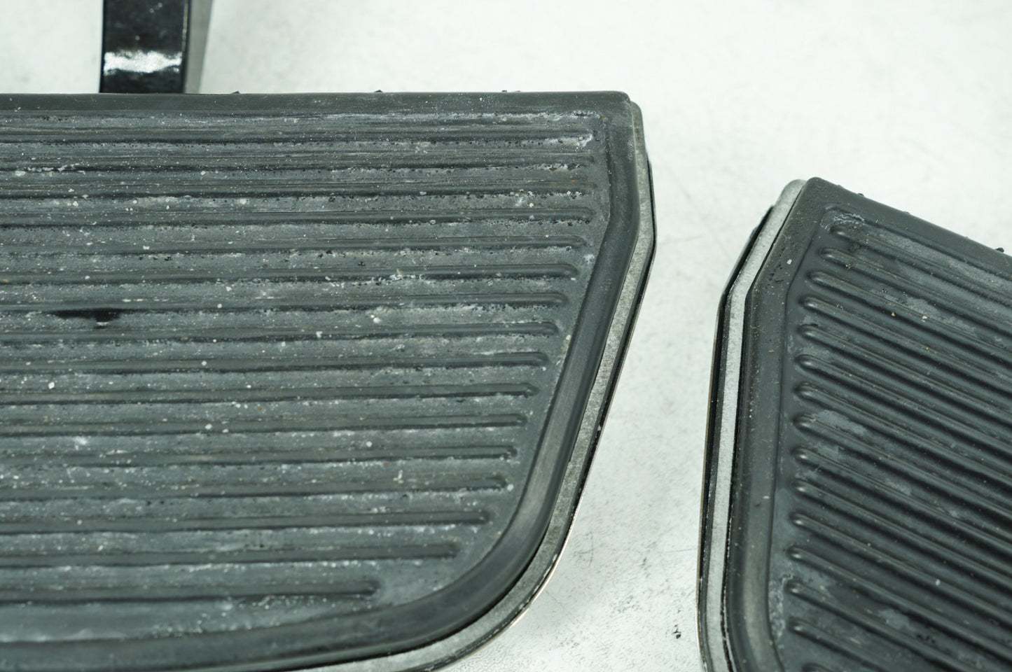 2008 - 2016 Harley-Davidson Touring Electra Glide Ultra Left & Right Passenger Floorboard Foot Rest 50613-91A