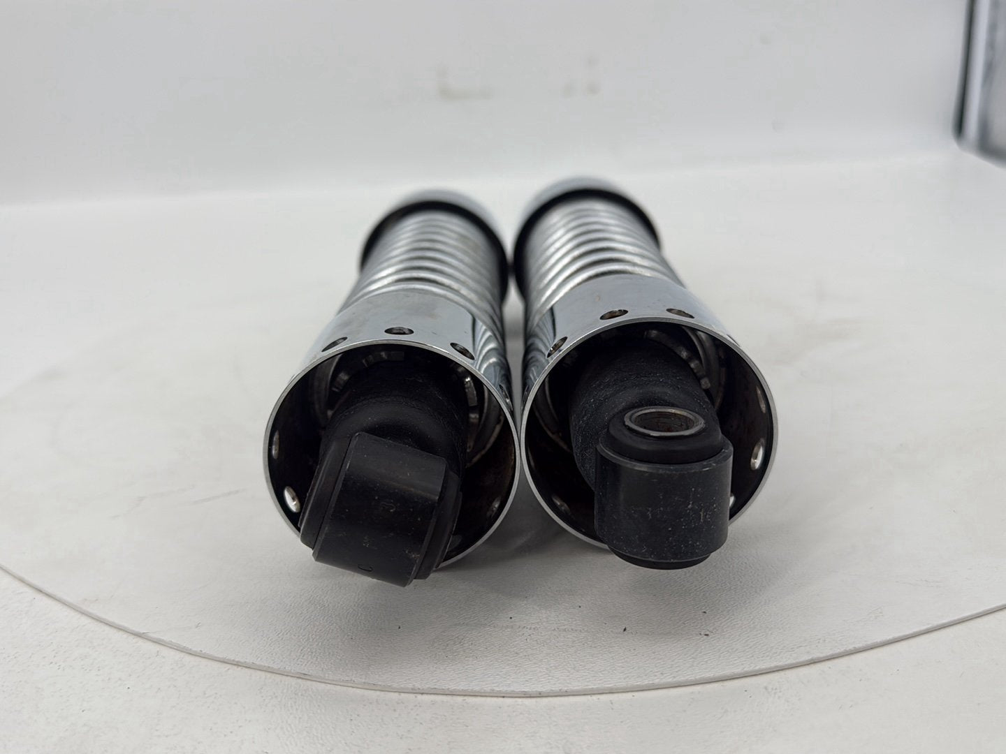 2007 - 2017 Harley-Davidson Dyna Wide Glide Rear Left Right Shock Absorbers 54615-01