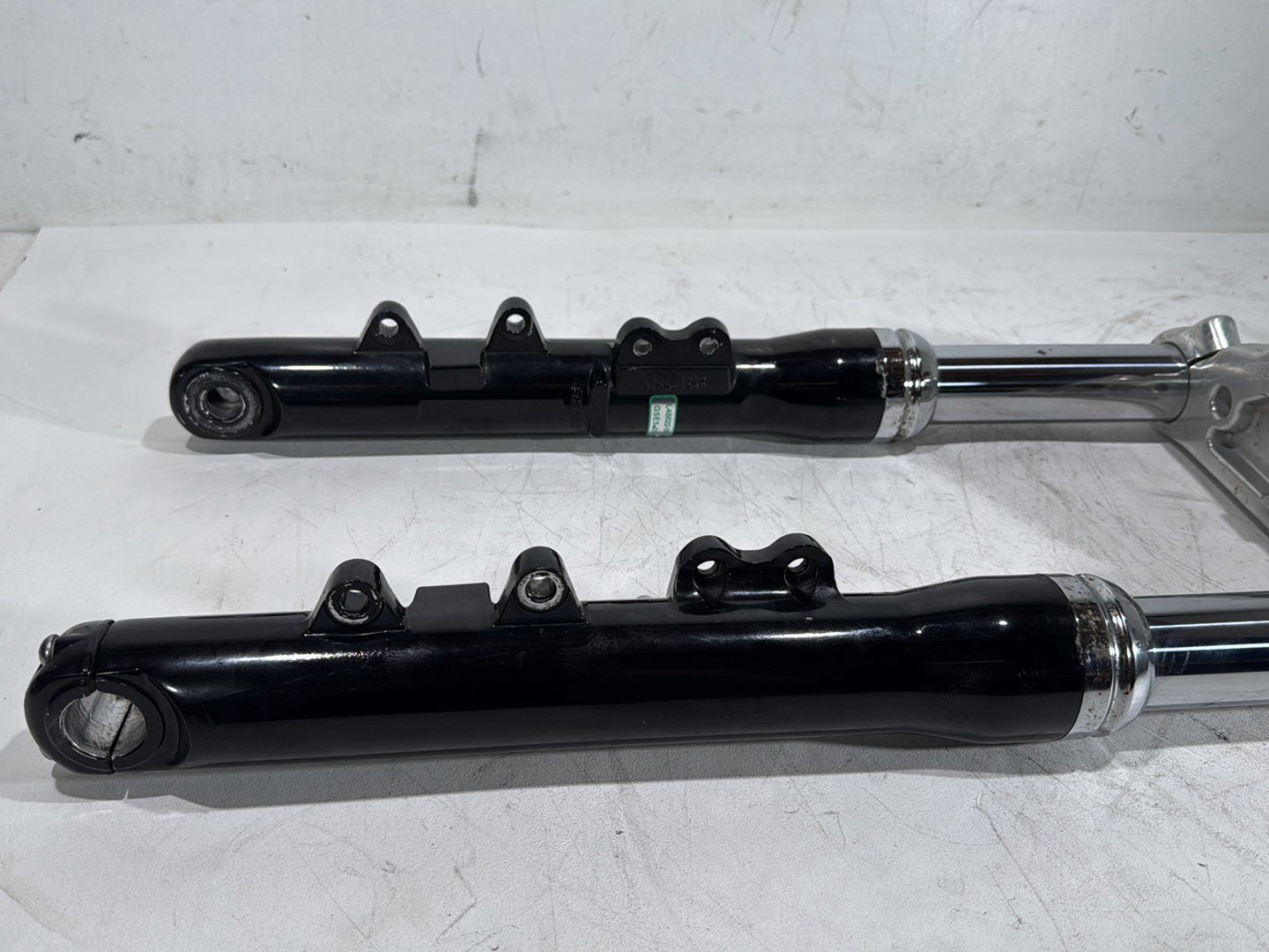 08 Harley Dyna Fat Bob FXDF OEM Front Triple Tree Set & LH RH Fork Legs Sliders