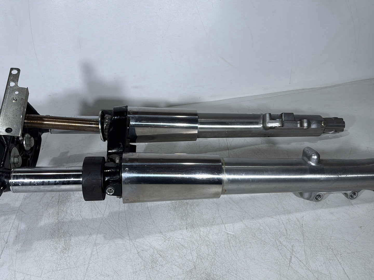 1999 - 2006 Harley-Davidson Touring Electra Glide Classic Front Triple Tree Set & LH RH Fork Legs Sliders  	45435-95