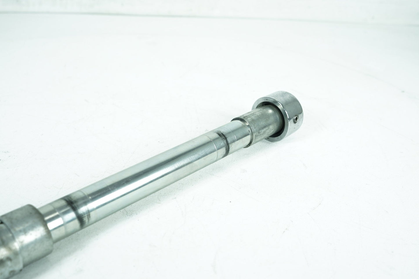2000 - 2006 Harley-Davidson Touring Road King Custom Front Wheel Axle Bolt Shaft 43364-00