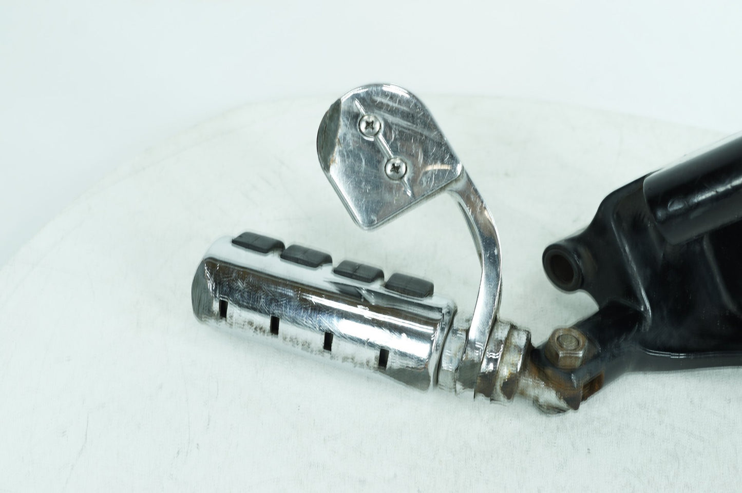 2000 - 2006 Harley-Davidson Softail Deuce Right Driver Foot Controls Peg Rest 42507-00B