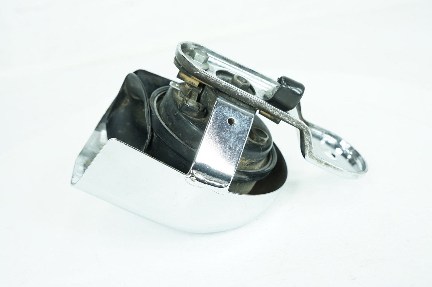 1999 - 2006 Harley-Davidson Dyna Low Rider Horn Signal Klaxon Chrome Cover 69012-93A